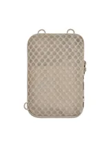 Bolso bandolera Under Armour Loudon, color celeste con detalles en blanco. Cuenta con dos compartimentos con cierre y correa ajustable.