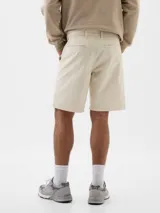 Short de hombre color azul marino, corte recto y largo a la rodilla.