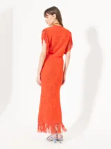 Pollera larga tejida color naranja, de corte ajustado y calados.