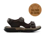 Sandalias marrones de cuero para hombre, con tres tiras ajustables con velcro y suela de goma negra.