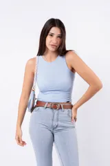 Musculosa ajustada color naranja vibrante, con tejido acanalado (ribbed) y cuello redondo.