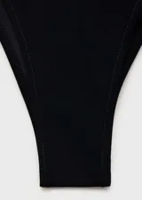 Braga de bikini negra con diseño de triángulo, corte cheeky, forro interior y cierre de lazos laterales.