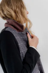 Blazer gris a cuadros con mangas largas negras.