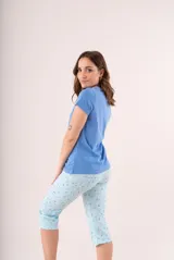Pijama de manga corta color azul, con pantalón capri estampado en tonos celestes.