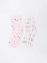 Pack de dos pares de medias de algodón. Un par es de color rosa pálido con pequeños lunares negros. El otro par es blanco con rayas horizontales finas en verde, rosa y gris.