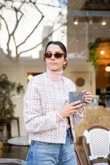 Chaqueta corta tipo Chanel de tweed color rosa, con botones fantasía y cuello redondo.