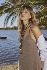 Vestido largo negro de punto con breteles finos y detalle calado en el ruedo.