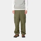 Pantalón cargo verde oliva de corte holgado, con múltiples bolsillos con solapa y cierre de botón a presión.