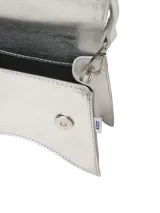 Bolso bandolera plateado de poliuretano con correa ajustable y solapa.