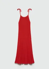 Vestido midi rojo de tejido de punto calado, con tirantes finos que se atan con lazo.