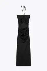 Vestido midi negro confeccionado en hilatura con mezcla de poliamida. Escote recto y tirantes finos ajustables con lazadas. Detalle de aplicación metálica en delantero y cut out. Drapeado lateral.