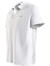 Chomba blanca de felpa de Tommy Hilfiger con cuello clásico, corte amplio, logo bordado en el pecho y detalles distintivos de la marca.