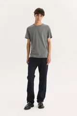 Pantalón de jean azul marino, corte recto, con tiro medio y confeccionado en twill.