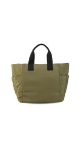 Cartera negra tipo tote bag con diseño capitoneado, doble asa corta y correa larga ajustable. Incluye bolsillos laterales y bolsillo frontal amplio.