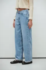 Pantalón de jean celeste, corte wide leg, tiro medio, con calce extra relaxed y piernas anchas.