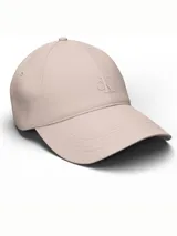 Gorra de béisbol color rosa pálido, con logo CK bordado en el frente, visera curva y correa trasera ajustable.