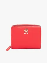 Billetera roja Tommy Hilfiger con cierre de cremallera y monograma TH metálico dorado.