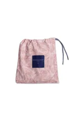 Short de baño color arena con estampado geométrico en tonos celeste y blanco. Cuenta con cintura elástica ajustable con cordón, dos bolsillos laterales, un bolsillo trasero, suspensor interno y logo bordado.