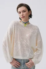 Sweater calado con diseño de flores, de corte holgado, cuello redondo y mangas tres cuartos.
