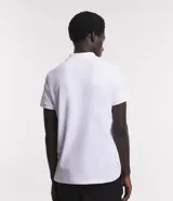 Remera polo de hombre, corte slim, color gris claro, confeccionada en tejido de media malla acanalada de algodón.