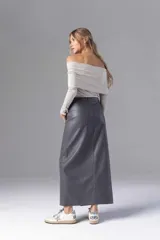 Falda larga de cuero gris con abertura frontal y diseño minimalista.