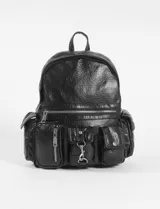 Mochila negra de cuero sintético con múltiples bolsillos frontales con cierre y broche.