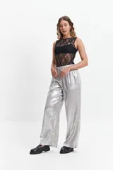 Pantalón jogger plateado de corte wide leg y cintura elastizada con lazo ajustable.