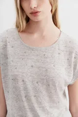 Remera azul marino de lino con mangas cortas y calce relajado. Presenta tachas termo fijadas en el frente.