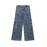 Pantalón jean azul de corte ancho, con bolsillos laterales y diseño de parches con bordes desflecados.