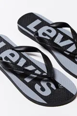 Chancletas de goma con diseño en tonos gris y negro, con logotipo de Levi's.