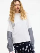 Camiseta blanca de algodón con corte boxy y mangas cortas. Aplique de mangas largas estilo camisa a rayas verticales azules y blancas.