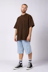 Remera marrón de algodón rústico con corte oversize, mangas cortas y costuras al corte.