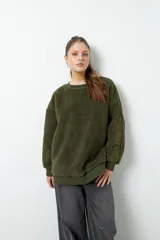 Buzo de tejido teddy color marrón, con mangas largas y detalles de nylon en los brazos, de corte oversized.