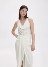 Top color blanco con estampado de lunares, de tejido jacquard satinado, con cuello drapeado y espalda descubierta con cierre de lazo.