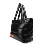 Bolso tipo tote bag negro con diseño acolchado y estampado con la frase "This Moment" en color naranja.