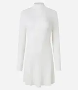 Vestido de punto blanco, manga larga, con cuello alto y corte evasé.