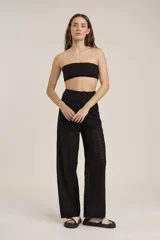 Top strapless color beige con bordado de flores.