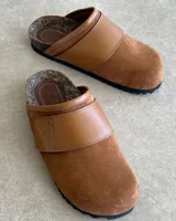 Sueco marrón de cuero vacuno con plantilla anatómica y empeine regulable.