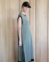 Vestido largo gris con ribete negro y estampado de estrella blanca en la espalda.