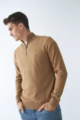 Sweater verde con medio cierre, tejido en buttoné, de manga larga y calce regular.