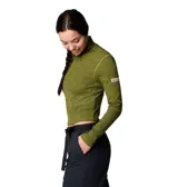Remera manga larga verde oliva con cuello alto y corte cropped. Confeccionada con tejido acanalado con tecnología Omni-Shade™ UPF 50 y Omni-Wick™ para protección solar y secado rápido.