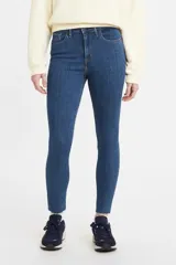 Jeans de tiro alto Levi's modelo 721, corte skinny, color azul Chelsea SW. Fabricados con denim stretch con tecnología Hypersoft.