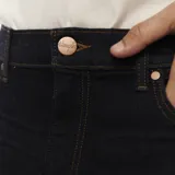 Pantalón de jean Wrangler modelo Greensboro, corte recto, color azul oscuro.