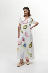 Vestido maxi de manga corta con estampado en arabesco multicolor.