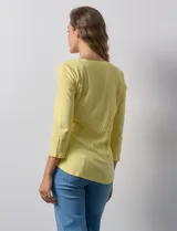 Remera de algodón color verde agua, con escote redondo y mangas 3/4.