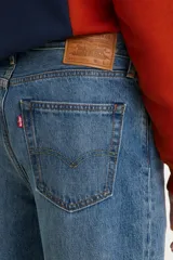 Pantalón de jean celeste de corte amplio, tiro medio y confeccionado en denim no elástico.