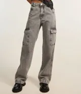 Pantalón de jean gris con bolsillos cargo laterales, corte recto y cintura alta.