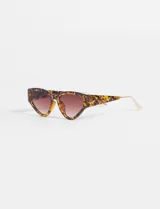 Lentes de sol con montura gruesa de carey y lentes marrones degradé.