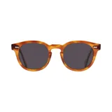 Lentes de sol con montura redonda color carey y lentes grises.