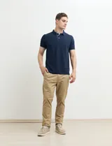 Chomba verde de piqué de algodón con cuello clásico y tapeta de dos botones. Logo bordado en el pecho.